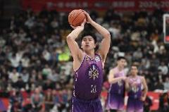 邹雨宸半场高效贡献9分2篮板吸引关注
