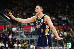 胡明轩上半场表现亮眼，上海队需外援挺身而出支援洛夫顿