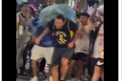 被欺负的球迷抵达印城 步行者热情接待 啦啦队欢迎 消防车接送