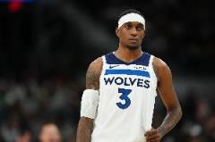 麦克丹尼尔斯状态不佳 半场8投1中仅得3分