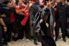 阿玛德在马来西亚遭严重辱骂，故对镜头竖中指