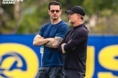 雷迪克参观NFL公羊队训练 专注神情引关注