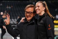 成龙亮相WNBA赛场与约内斯库合影WNBA官方晒照