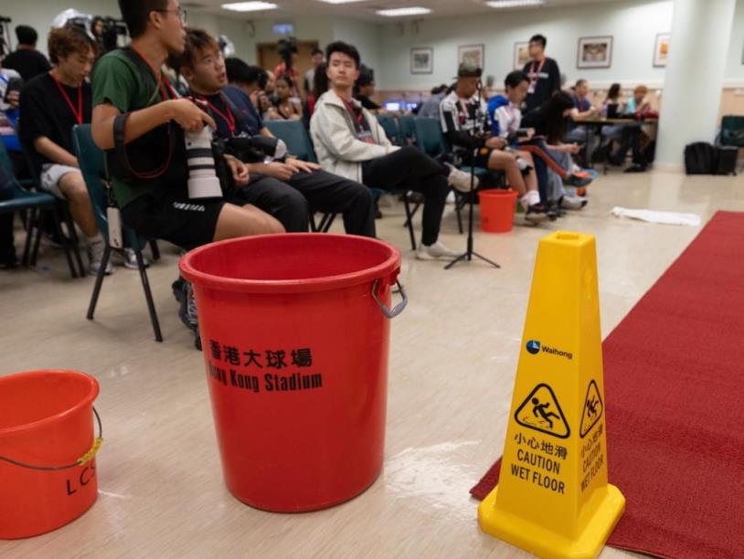 曼联香港发布会场地突发顶棚漏水事件