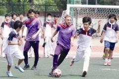 王秋明、巴顿等六位津门虎球员走进校园互动交流接受学生提问