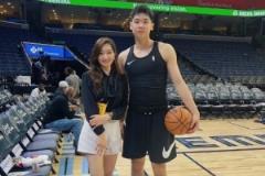 灰熊中国市场媒体总监为小崔钢琴伴奏：NBA篮球场顶峰相见