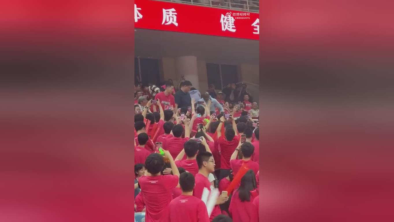姚明、莫布里、朱俊龙现场观战上交VS太理8强战
