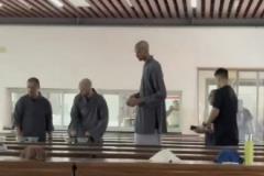 文班亚马参观少林寺用斋饭 貌似剃光头引关注