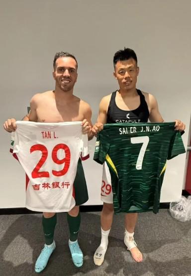 谭龙与塞尔吉尼奥交换球衣并合影留念