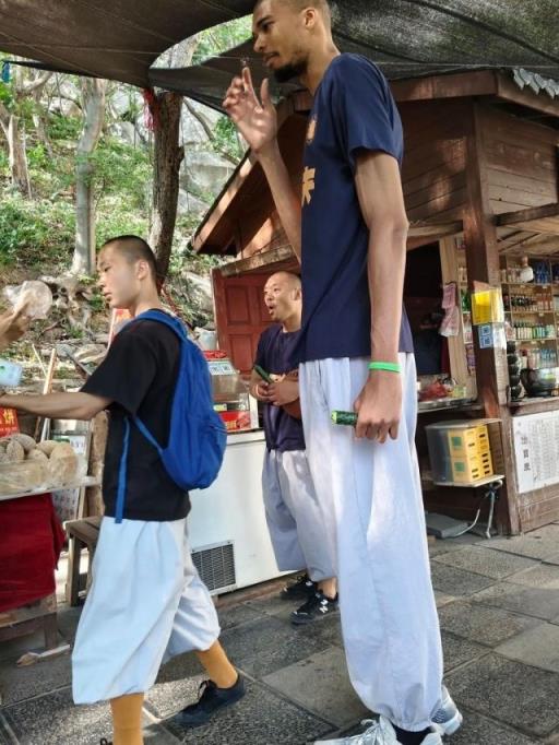 文班亚马修行结束计划6月18日返队，边吃黄瓜边爬山画面曝光