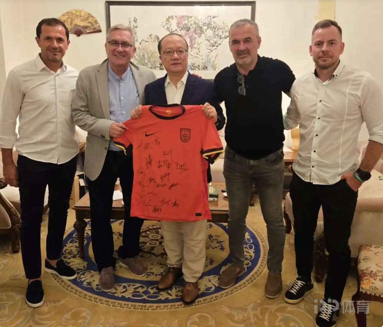 伊万晒与中国驻克大使合照：感谢晚宴邀请及足球交流