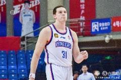 大卫-詹姆斯22投13中砍下39分17板9助2断震撼表现