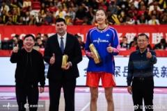 半决赛赛前为四川女篮米洛什和韩旭颁发最佳教练和常规赛MVP奖杯