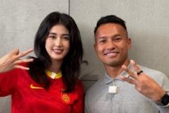 赵丽娜与新加坡门将桑尼合影：为国足带来好运