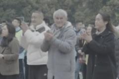 米卢亲临成都校园指导学生训练