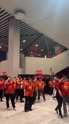 国足半场0-2澳大利亚，球迷中场轮番击打袋鼠玩偶