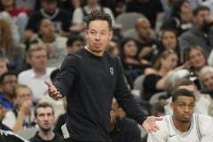 马刺代理主帅：球队仍存隐患，未能应对对手强硬对抗
