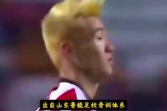 足球的温度！国足比赛现场，数万球迷点亮闪光灯，悼念蓉城小球迷