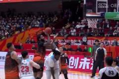 NBA级别的对抗！克里斯滞空正面顶飞哈雷尔 强硬打板上篮命中
