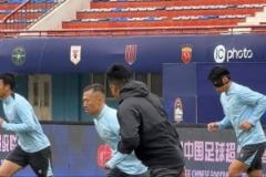 申花队赛前踩场训练 中卫朱辰杰戴面具出战