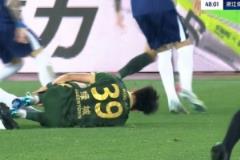 王钰栋遭凶狠犯规受伤下场 赛后称无大碍