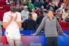 周琦赛前滴眼药水擦眼睛 媒体人疑其眼睛不适