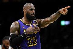 萧华：詹姆斯与A-史密斯交锋引争议，NBA为何总有人互吹？