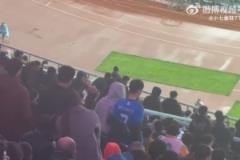 半场0-4！武汉三镇丢第4个球，球迷开始离场