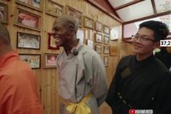 这是光头还是“异形”甲亢哥到少林寺出家啦，看着有点懵