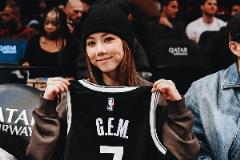邓紫棋现身巴克莱中心观战NBA 赠送7号球衣引关注