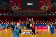 成功就很兴奋！李梦和队友挑战行进间5人连续投进5球