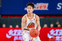 姜伟泽神准三分球狂砍25分5助攻1抢断