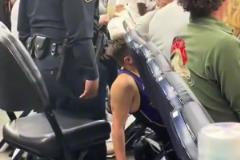 哪怕是退役后的奥尼尔，也可以轻而易举地摧毁篮框