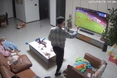 男人至死是少年❗️泰山让三追四，球迷向妻儿炫耀：4个