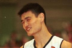 2002年今日：姚明季后赛狂砍35分24板两双 领军上海大胜吉林