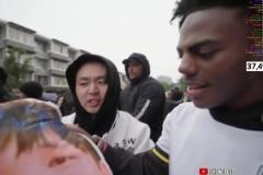 路人送“大张伟”给甲亢哥，看到背面后甲亢哥惊呼：ni**er