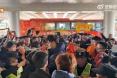 泰山B队人气爆棚 中乙赛后球员通道挤满观众