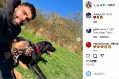 拉亚晒出与爱犬温馨合照，面带微笑拥抱两只大狗