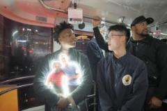 Speed送C罗标志性庆祝灯牌，Tony用LED灯博得欢心