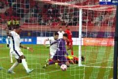 王燊高险破门变乌龙，海港追回丢球引争议
