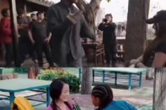 甲亢哥“调戏”小姐姐被打，重现《功夫梦》经典桥段