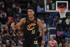 亨特与奥科罗替补合砍27分 防守端贡献亮眼