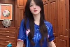 作为车迷，看蓝军美女球迷跳舞很合理吧