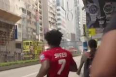 绷不住！甲亢哥一路追着公交车上的C罗这是超绝敏感肌！