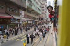 笑死！甲亢哥在公交上被对面驶来的公交车投喂香蕉