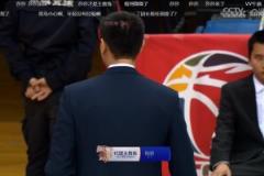 焦点人物之一！青岛教练刘维伟场边鼓舞士气与助教团一个个击掌