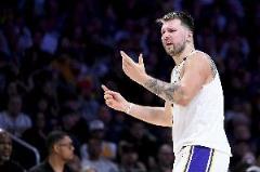东契奇赛后怒吼：17中6！我的表现真的太糟糕了