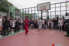 甲亢哥和“梅西”街头1v1斗牛，进球后对“梅西”一顿怒吼