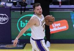 17中6&三分6中0！雷迪克怒斥东契奇之夜