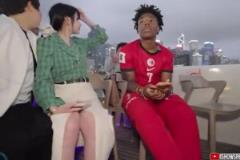 避免小姐姐走光，甲亢哥示意摄影师把镜头抬起别拍她腿